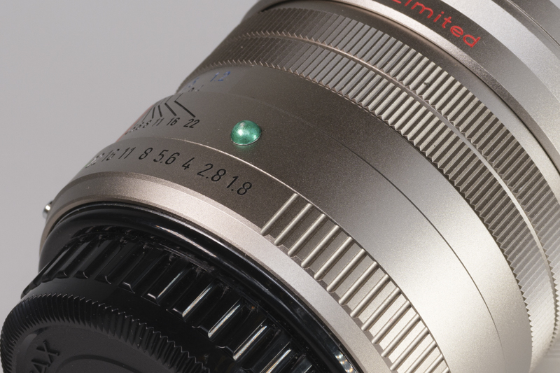 工芸品を思わせる七宝焼製のフィンガーポイントが美しい