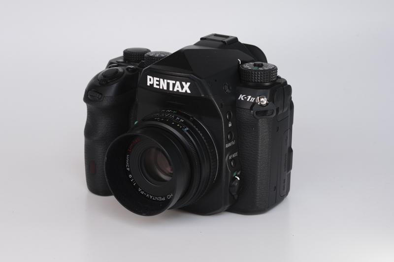 PENTAX K-1 Mark IIに装着。コンパクトなサイズがこのレンズの持ち味の一つだ
