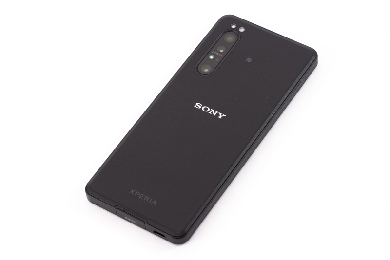 背面のデザインもXperia 1 IIそっくりで内蔵カメラを使った撮影も同等のものが使える