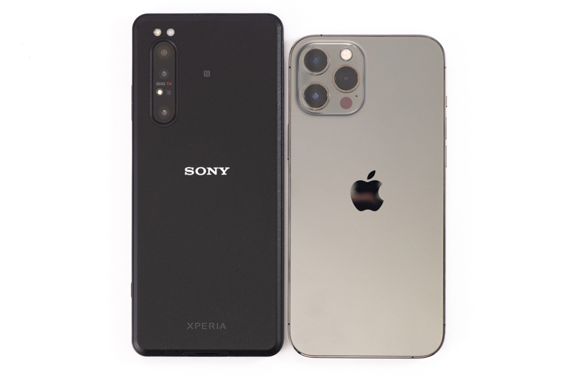 左がXperia PRO、右がiPhone 12 Pro Max 。Xperia PROのサイズおよび重さは約75mm×171mm×10.4mm、約225g。iPhone 12 Pro Maxは78.1mm×160.8mm×7.4mm、226g