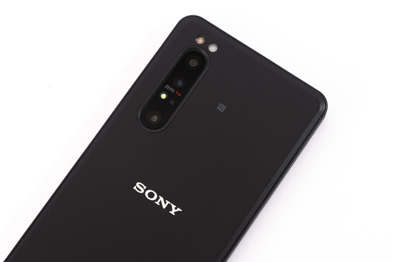 内蔵カメラにはZEISSレンズを採用。おなじみのT＊コーティングが施されている。αの技術を継承しており瞳AF機能を利用することも出来る