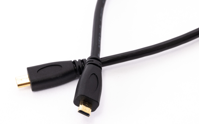 貴重な両端にHDMIマイクロ端子を備えるケーブル。Xperia PROを手にしたタイミングではATOMOS社のケーブルが手に入らなかったため、Amazon.co.jpで1,000円程度のケーブルを調達。問題なく動作した