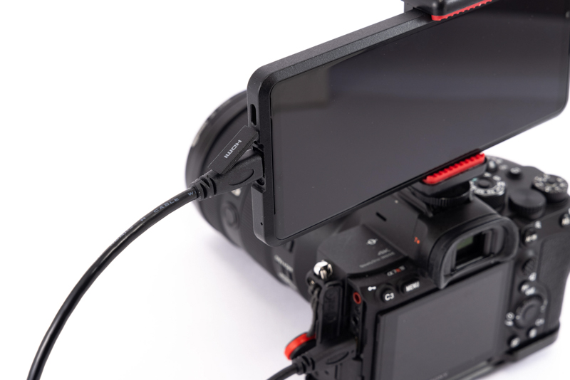 本体のHDMIポートが破損した場合、基板交換など高額な修理費がかかりそうだ。ハードに使う場合は何かしらの端子保護を考えておきたい