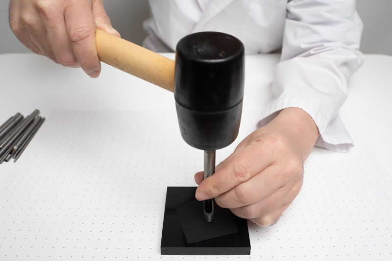 ポンチで黒い紙に穴を空ける