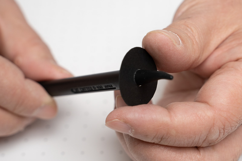 カッターを使って毛羽立ちを抑えた