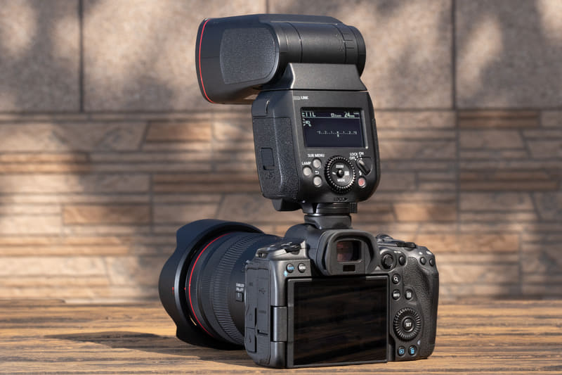 Lレンズ同様の“赤鉢巻”が入った