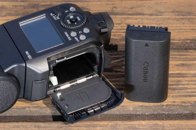 新型バッテリーの「LP-EL」を採用。カメラとの互換性はない
