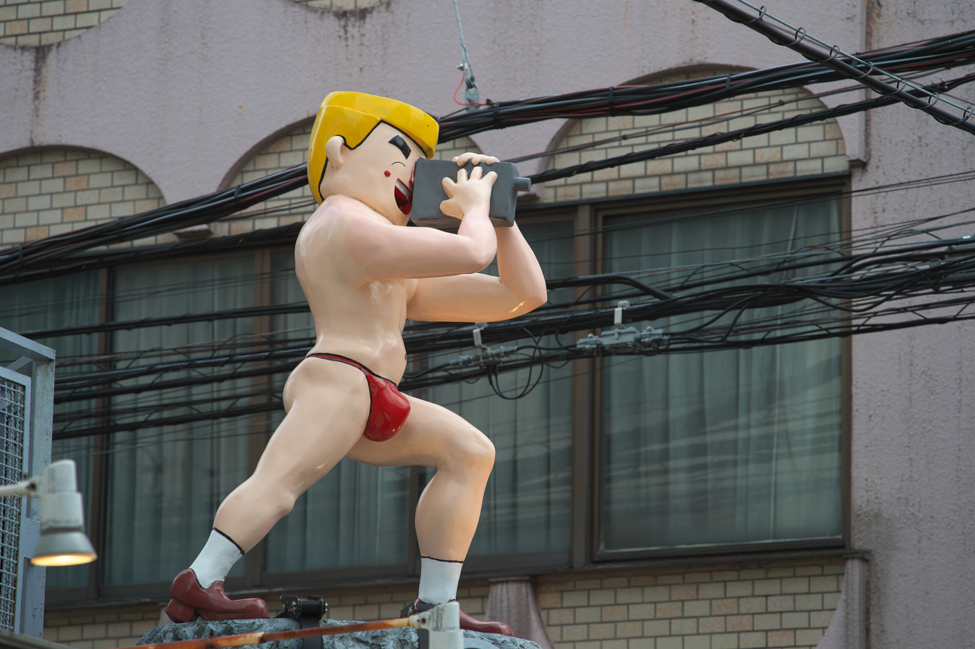 長焦点レンズでの街中スナップは目立って恥ずかしいのですが、本レンズは全長79mmほどと、180mmもの焦点距離を持つとは思えない短さで目立ちません。フィルター径49mm。重量は485gあり、手にすると存在感があります。クリアでシャープな写りです。エッジに色ズレなどは認められません。<br>ニコンDf　APO-LANTHAR 180mm F4 SL Close Focus（F5.6・1/800秒）ISO 400