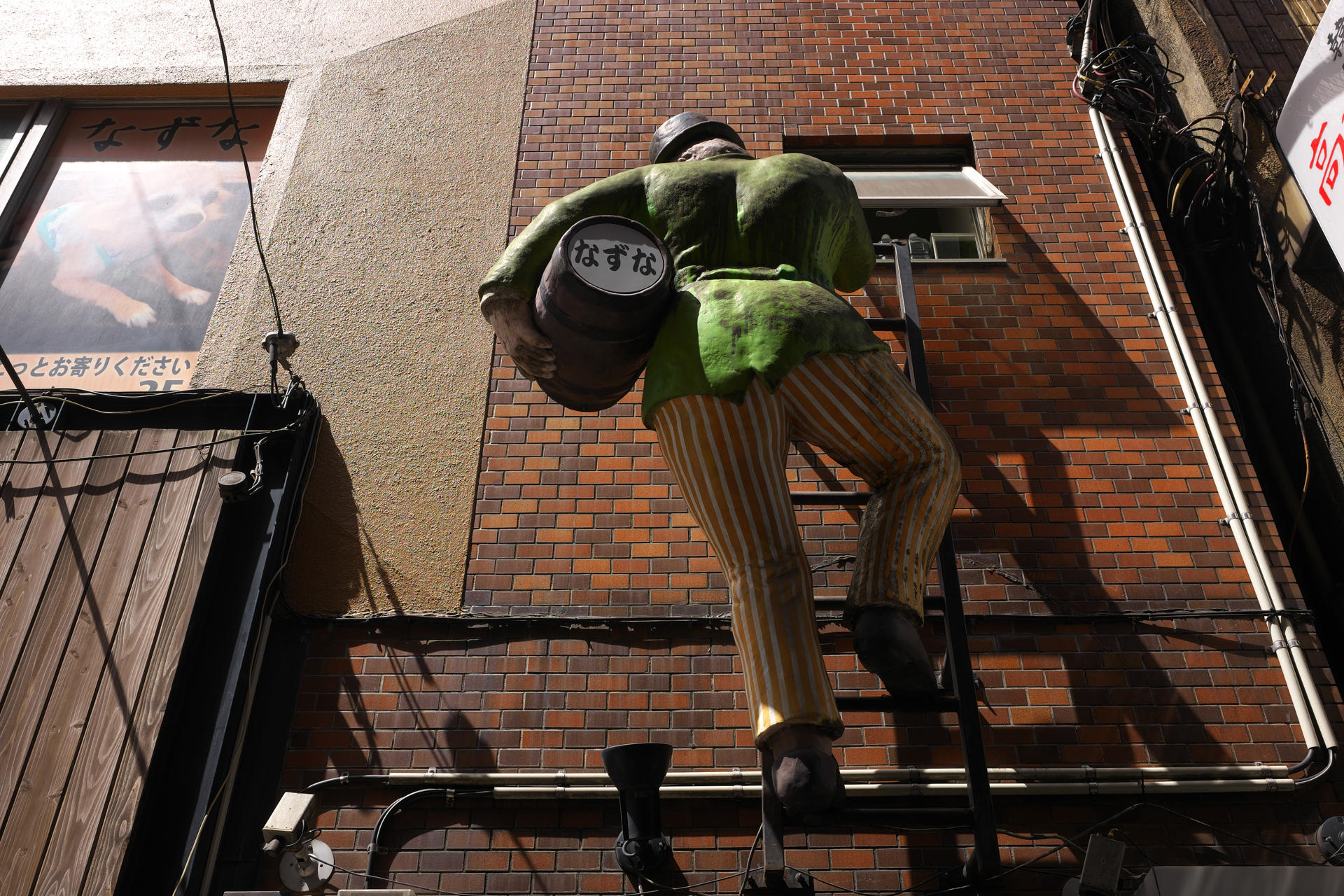 その昔は「シャープである＝描写が硬い」というイメージすら持ったものですが、アポランターは心地よいシャープネスという感じがします。階調のつながりも素晴らしく。ポテンシャルを引き出すためには露出設定も留意したいところです。<br>ライカM10-P　APO-LANTHAR 35mm F2 Aspherical VM（F8・1/350秒）ISO 400