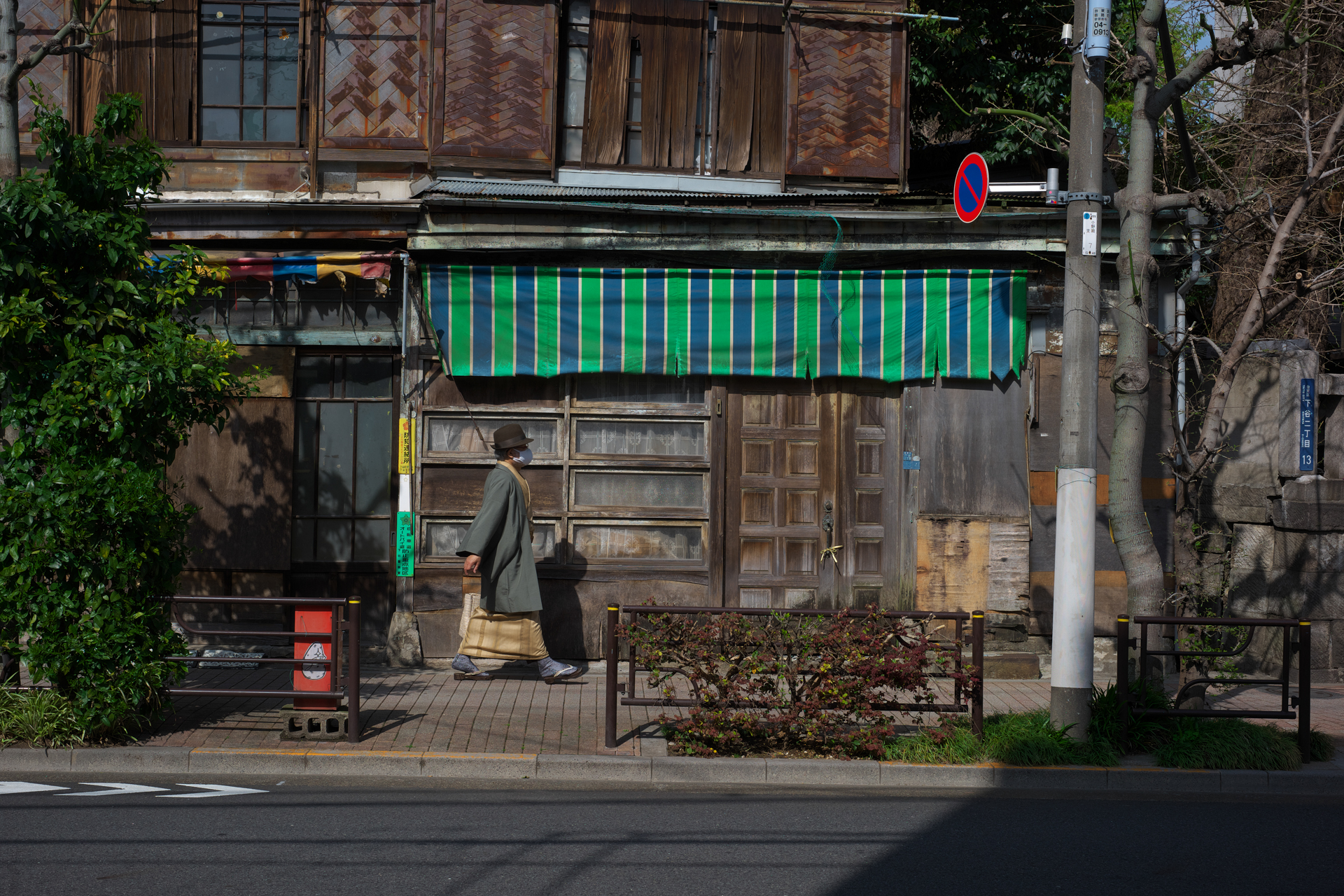 このクリア感が怖いです。全ての事象をあからさまにする緊張感があります。“写真” なんだから現実じゃないのだ、ちょっとくらいユルいところがあってもいい、とか思ってしまうのはジジイだからでしょうか？ アポランターを使うと、同じスペックで多少描写のユルいレンズを探したくなります（笑）。<br>ライカM10-P　APO-LANTHAR 50mm F2 Aspherical VM（F8・1/250秒）ISO 100