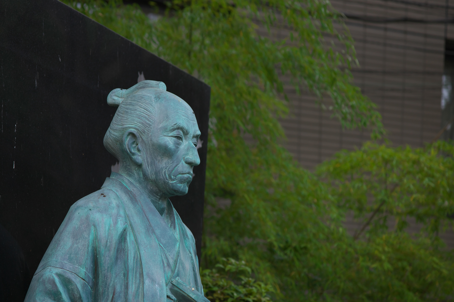 撮影距離は2.5mくらいですが、開放だとそこそこに背景がボケます。画面内の画像の均質性が高いことも特徴ですね。ディテールの再現も素晴らしいです。外観にはそんなに高級感がないですが、描写は一線級です。<br>ライカM10-P　APO-LANTHAR 90mm F3.5（F3.5・1/250秒）ISO 400