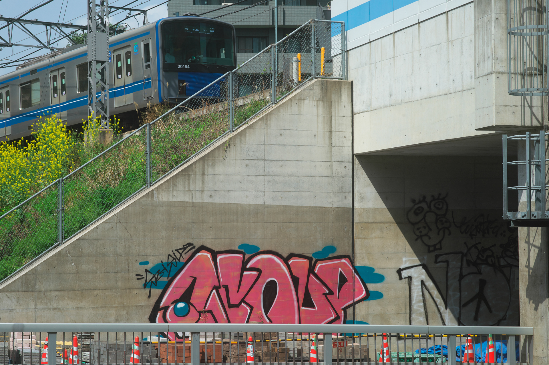 都市風景。ディテールの再現に期待して絞り込んで撮影してみました。歪曲収差を感じさせない、きっちりとした線の描写が見事ですね。ファインダーを覗いてフォーカシングしてもヤマが掴みやすいのは収差が少ない証拠です。<br>ニコンDf　APO-LANTHAR 90mm F3.5 SL Close Focus（F11・1/800秒）ISO 400