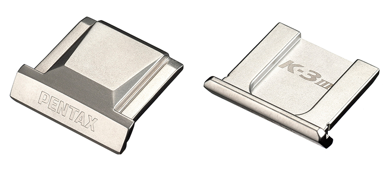 K-3 Mark IIIロゴ入りメタルホットシューカバー（非売品）。左から表側、裏側