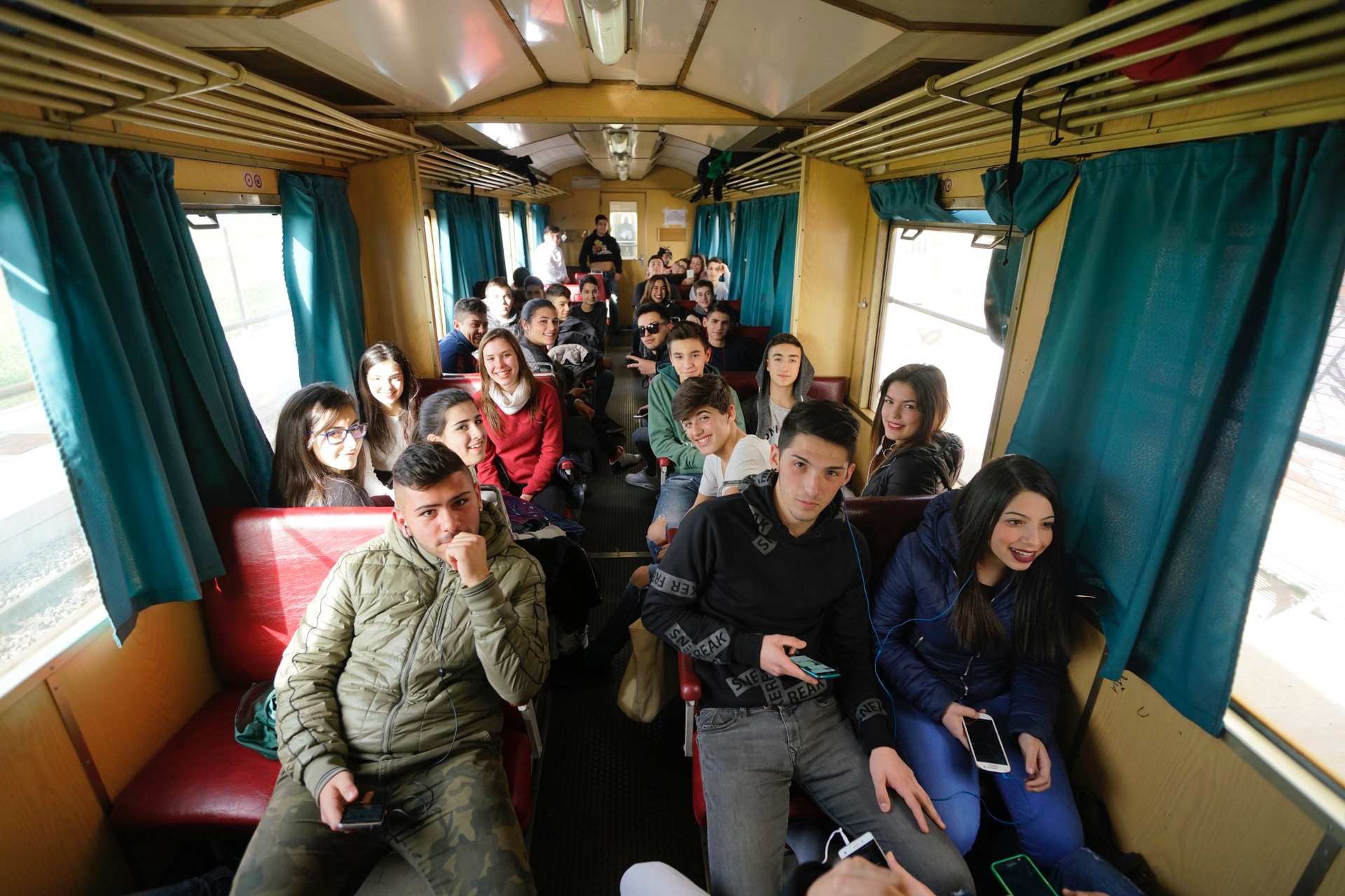 ソニーα99 II　16-35mm F2.8 ZA SSM（17mm）　絞り優先オート（F2.8、1/500秒）ISO 800　WB:太陽光　スタンダード