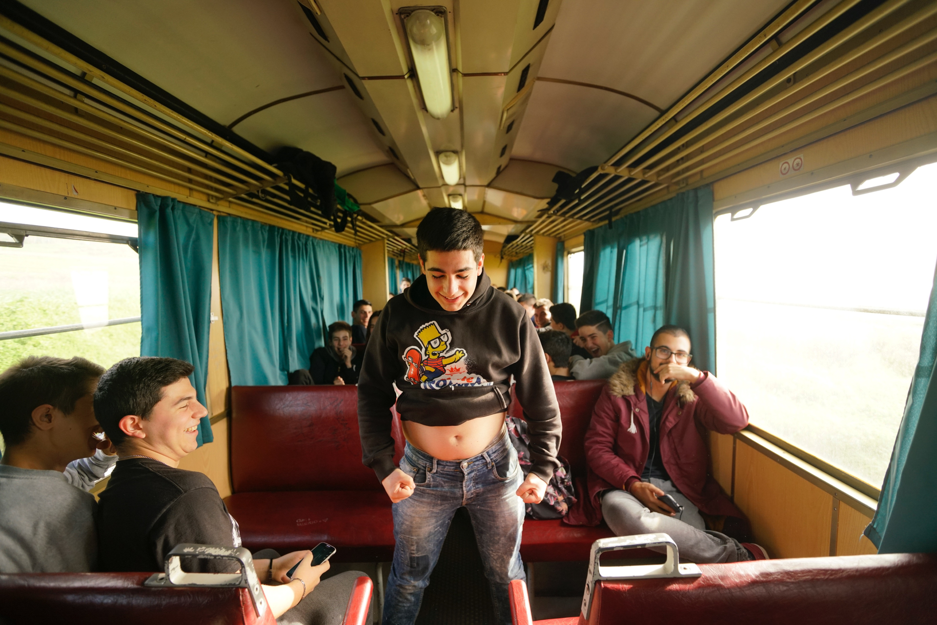 ソニーα99 II　16-35mm F2.8 ZA SSM（16mm）　絞り優先オート（F2.8、1/500秒）ISO 800　WB:日陰　スタンダード