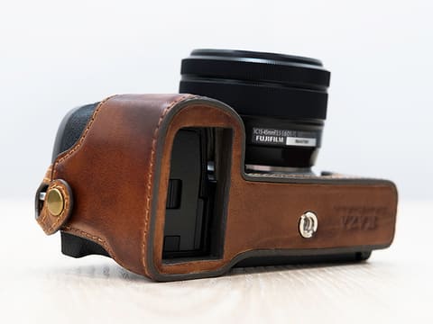 KAZA、ビンテージレザーの「FUJIFILM X-S10」用カメラケース