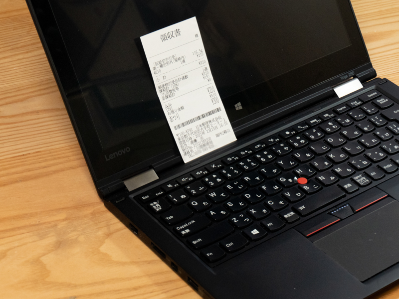 照明の光を避けつつ、自分が影にならないように撮るなら、ノートパソコンのディスプレイを使うと便利。角度を調整しつつ、うまいところをみつけやすい。