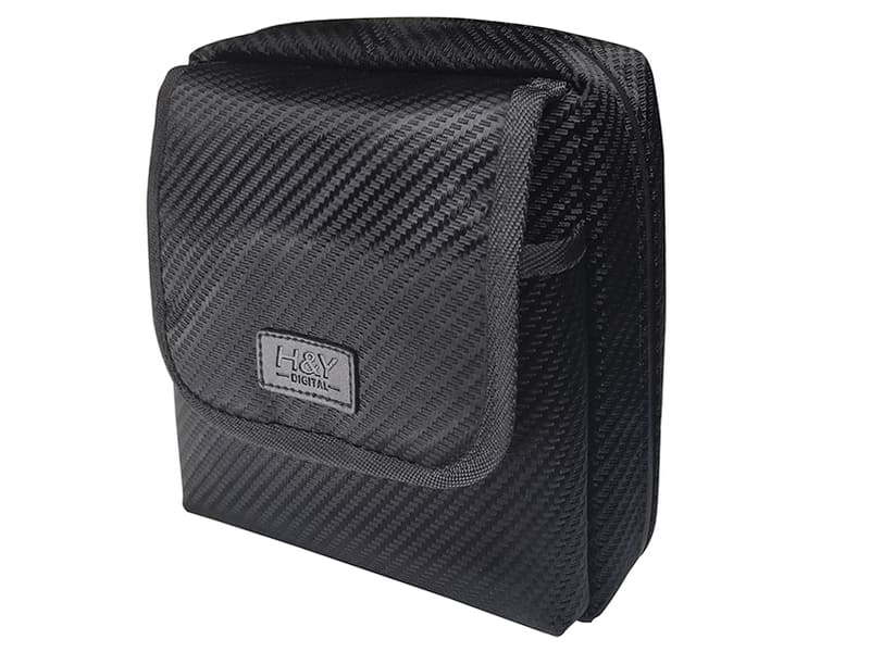 「100mm K-Series用フィルターバッグ」<br>100×100mmおよび100×150mmフィルターを最大8枚収納できるケース。フロント部にはフィルターホルダーも収納可能。背面にはベルトに装着できるアタッチメントを備えているほか、長さ調整に対応するストラップも付属している。