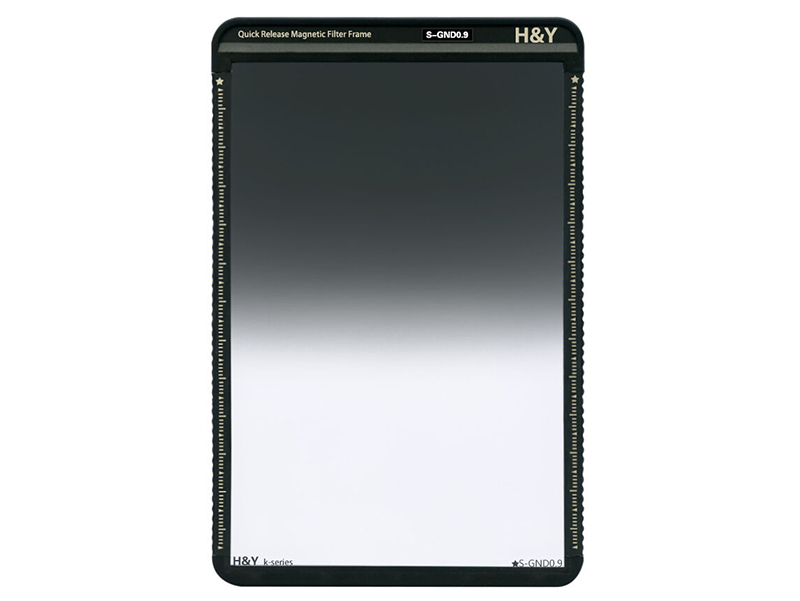 「100x150mm K-SeriesソフトGND8」<br>強化ガラスを採用したグラデーションNDフィルター。フィルター両面に撥水・防汚・防傷・低反射コートを施している。フレームはマグネット式。