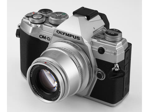 APS-C用「TTArtisan 35mm f/1.4 C」にシルバー鏡筒が追加 - デジカメ Watch