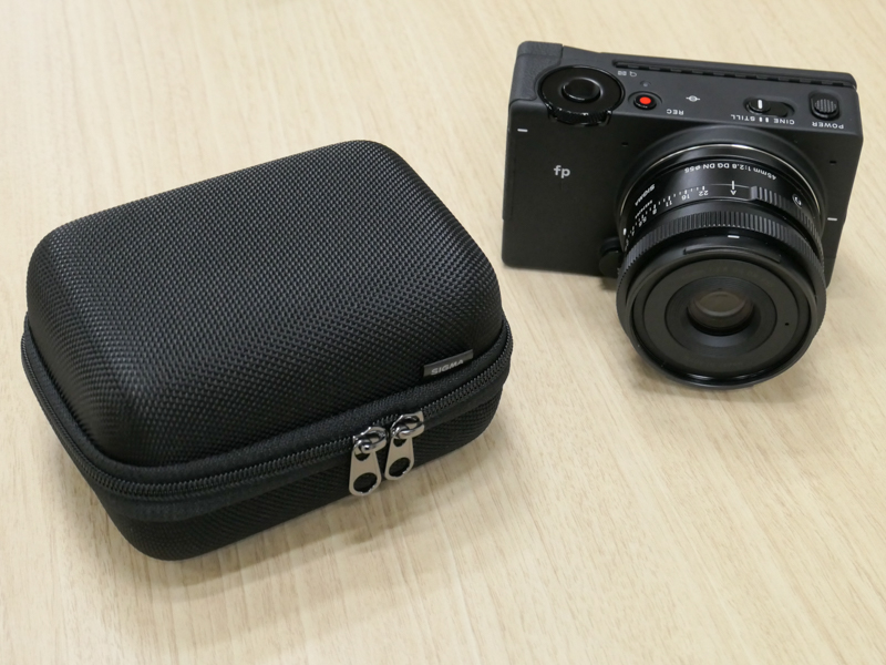 EVF-11には専用ケースが付属する