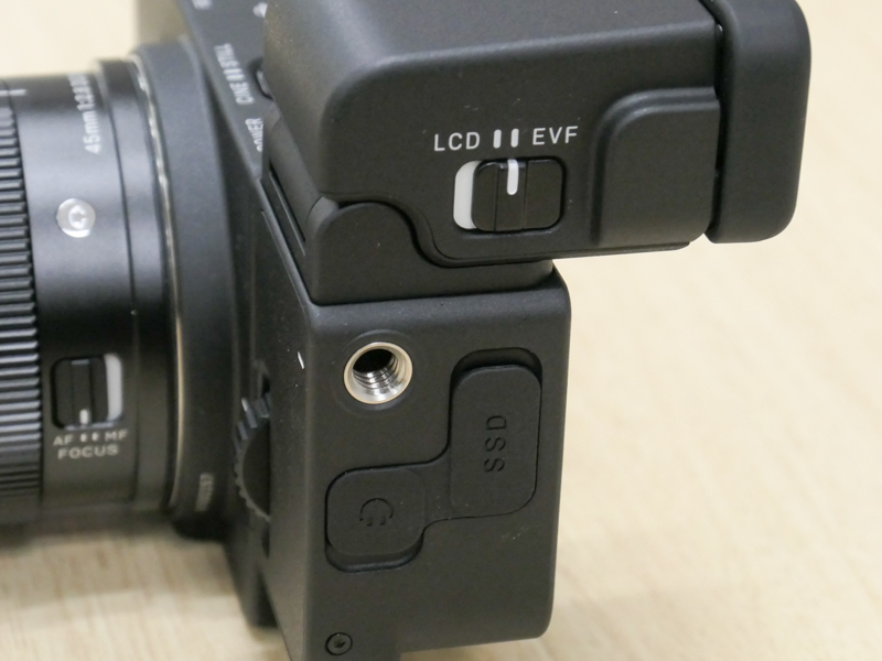 側面にLCD/EVFの切り替えスイッチ