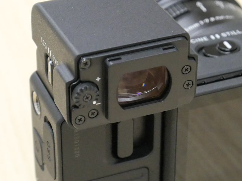 アイピースを外したところ。視度補正ダイヤルはアイピースを外した内側にある