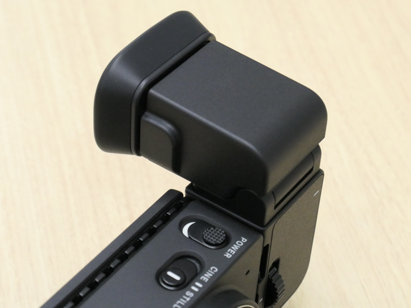 標準アイピースでも接眼部は突出する