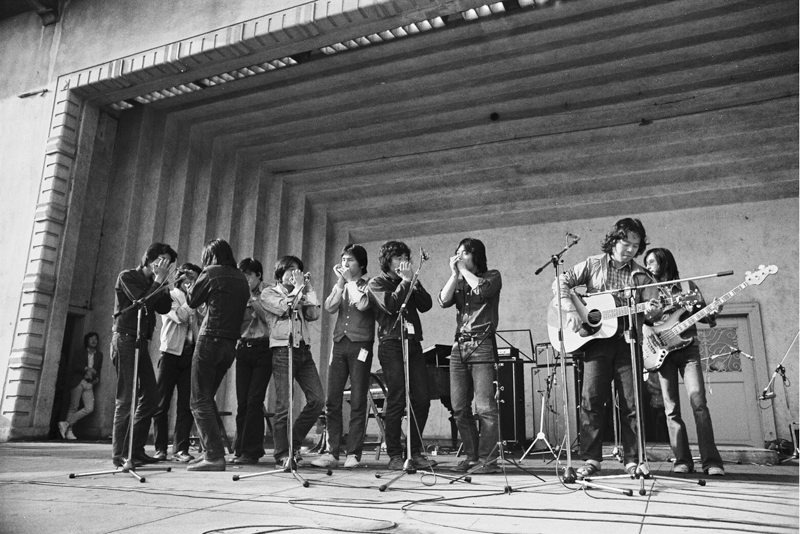 1974年の春一番コンサートより。なぎら健壱、他。©️Takada Wataru