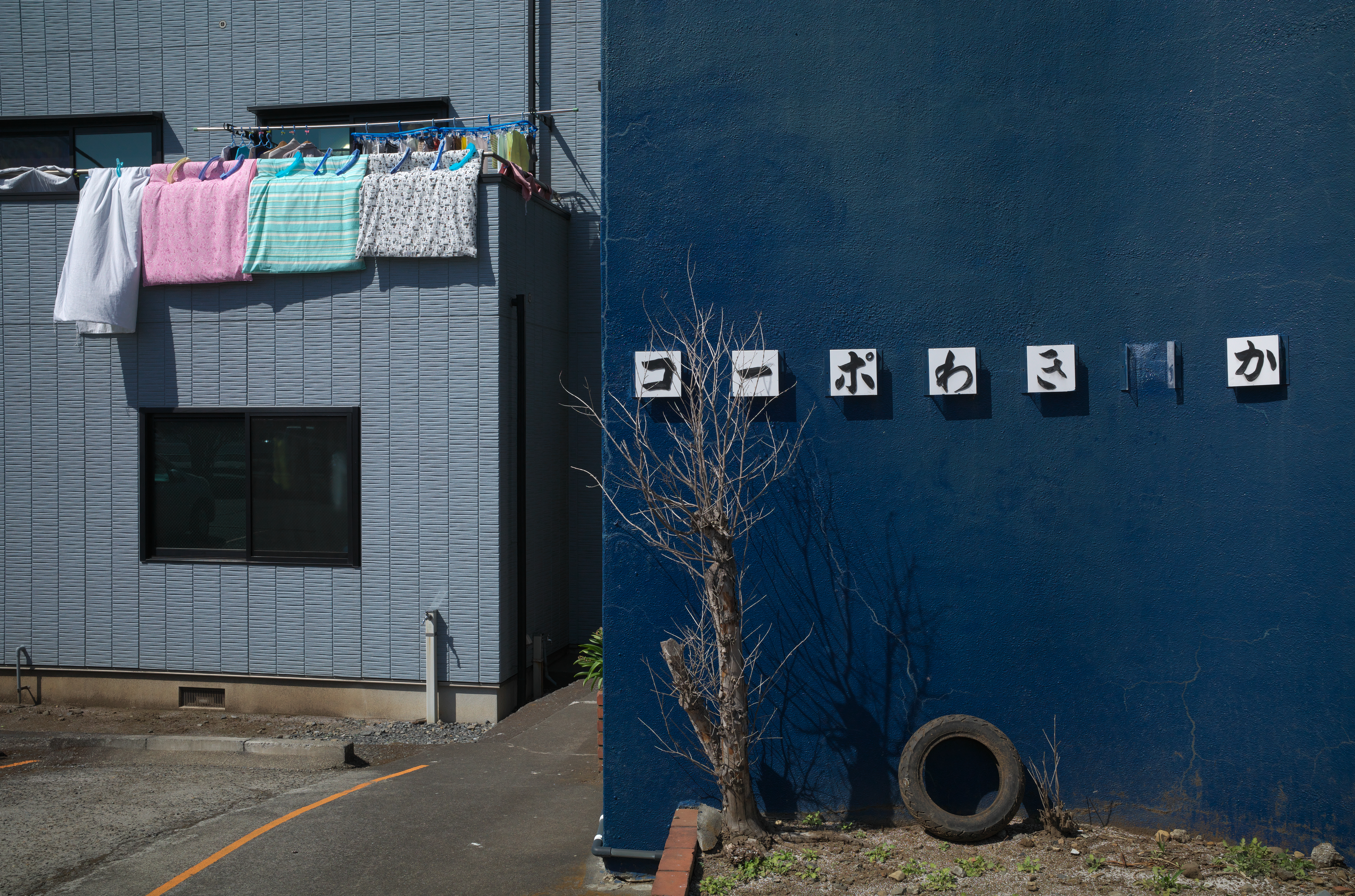 こういうなんでもない街角のスナップを総計200万円のカメラとレンズで撮影してはいけないという見本作例です。全画面にわたり緻密な描写ですから、画面内の様々なものを注視したくなるわけですね。<br>ライカM10-R　APO-SUMMICRON-M F2/35mm ASPH.（F8・1/1,000秒）ISO 400