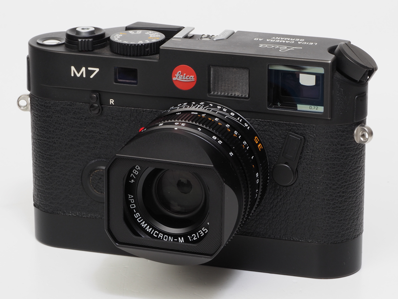 現在の最新ミラーレス機専用の交換レンズでは、フィルム撮影はできないようになりました。あたりまえだけど。Mマウントレンズならば1954年のライカM3にだって装着できます。ここではライカM7につけてみましたが、佇まいはライカM10-Rとは大きく変わりません。これはこれですごいことだと思います。