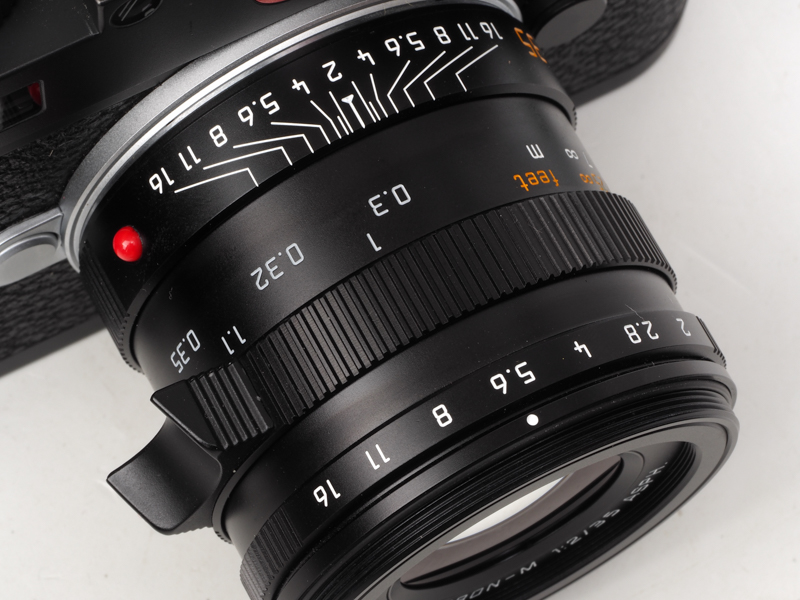 最短撮影距離0.3mにセットしたところ。距離数字は薄いグレーです。ほぼ、フォーカスリングは一回転する感じです。指あては至近距離ではあまり役立たないですね。