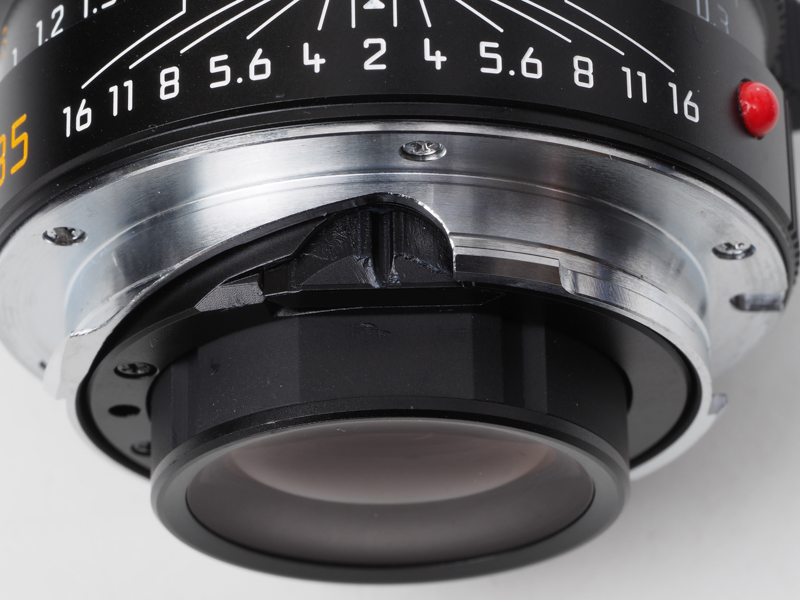 わかりづらいですが、中央部分が距離計連動用のカムです。フォーカスリングの動きに合わせて位置が前後します。