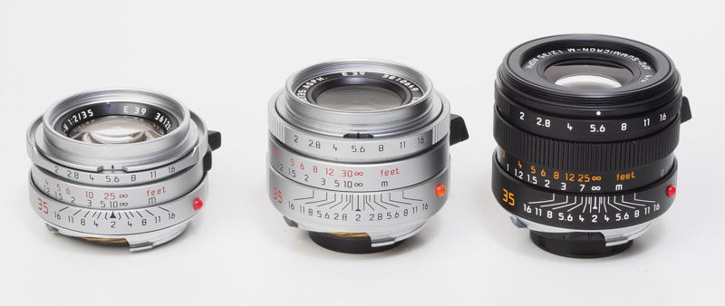 うちにある歴代の"ズミクロン35mm F2"と大きさ比べしてみます。左は球面レンズだけで構成した"7枚玉"と呼ばれる世代（1979年〜）、中央がそれに続いて登場した非球面採用のズミクロンM F2/35mm ASPH.の初期タイプ（1996年〜）です。両者とも小さいけど、これらはシルバークロームの個体ですから鏡胴が真鍮製で重たいです。これは失敗しました。アポズミクロンM F2/35mm ASPH.は一番右です。少し大きめですがアルミ鏡筒で、重量は他の2本とあまり変わらないです。