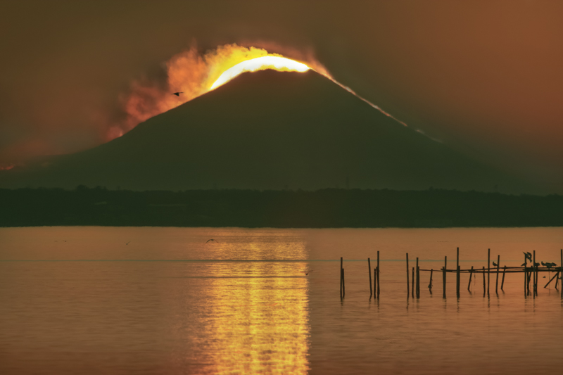 突風が吹き荒れ数100mの雪煙を上げる富士に太陽が沈む。その大地と生命の鼓動を表現したい。LS-323CとHC-32を使うと2mを超えるポジションに素早く移行でき、茂みなどの障害物があってもそれを避けて撮影できる<br><span class="fnt-85">SIGMA fp / 60-600mm F4.5-6.3 DG OS HSM｜Sports+TELE CONVERTER TC-1401 / 840mm / マニュアル露出（F10、1/1,600秒） / ISO 250 / WB:オート</span>