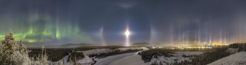 オーロラと環天頂アーク、幻日、月柱、内暈、幻日環、そしてライトピラーの出現。オーロラ撮影25年で初めて出合った奇跡の光景を、回転式センターポールで余さずパノラマ撮影した。超低温下でも微調整などがスムーズにおこなえる<br><span class="fnt-85">GFX100 / GF32-64mmF4 R LM WR / 32mm（25mm相当） / マニュアル露出（F4、6.5〜8秒）/ ISO 6400 / WB:オート / 3枚撮影してステッチ</span>