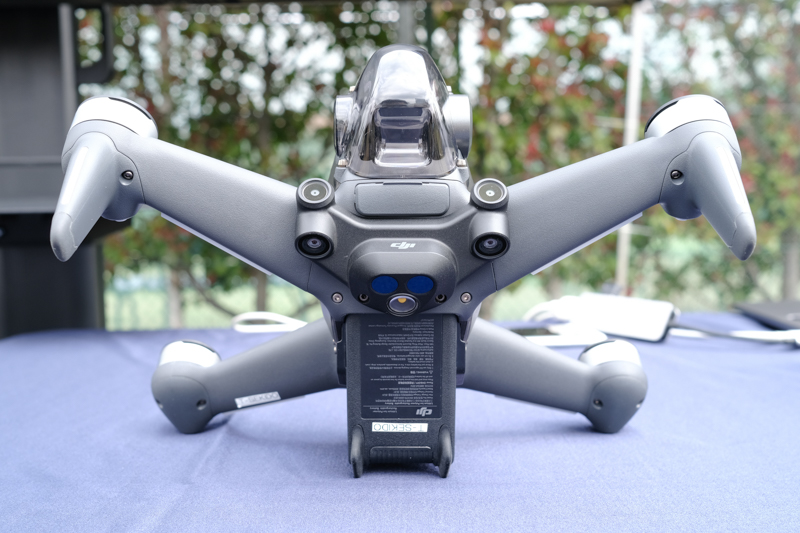 機体前方に向いているのが前方センサー。その下に下方センサーが配されている。機体底面に寄り気味で配置されているのがToFと底部補助ライトだ