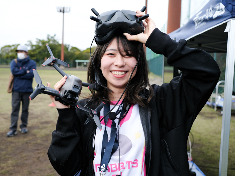 体験会でデモフライトを披露してくれたドローンレーサーの、えりんぬさん