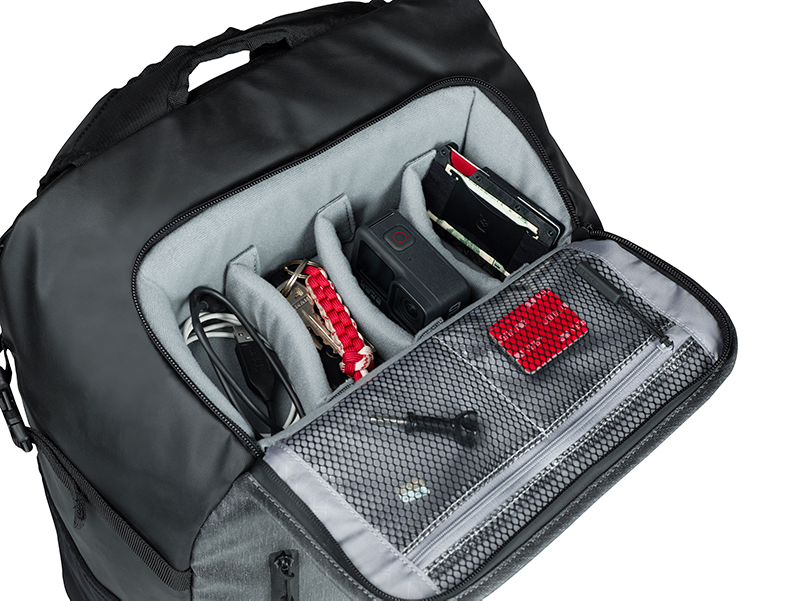 カメラや各種デバイスに対応する上部収納スペースは、可変式中仕切りを備えている