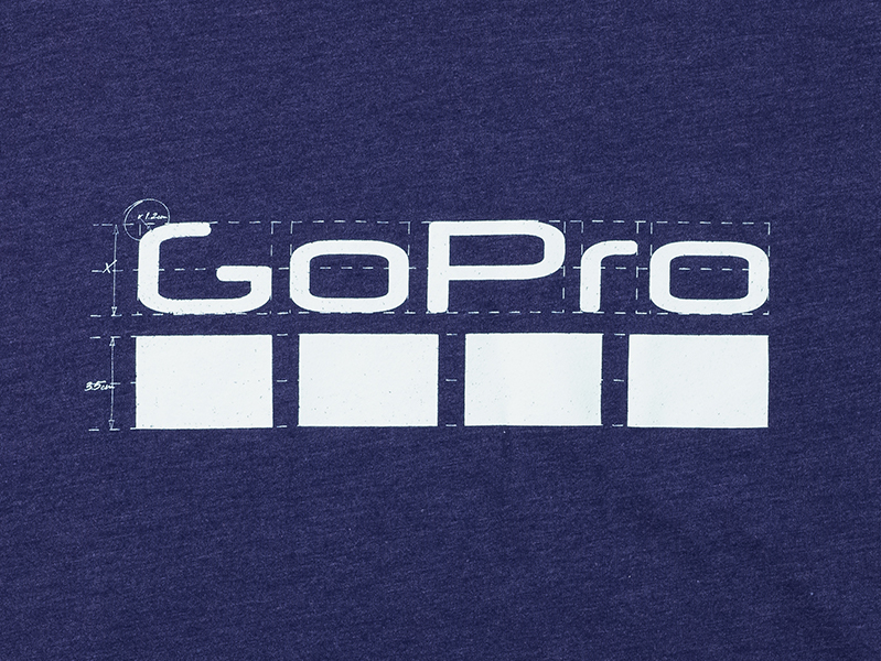 設計図のようなデザインのGoProロゴをプリントしたTシャツ。