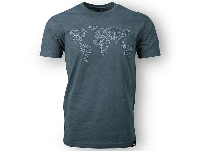 世界地図の抽象画をプリントしたTシャツ。ブルーとグレーの2色展開。