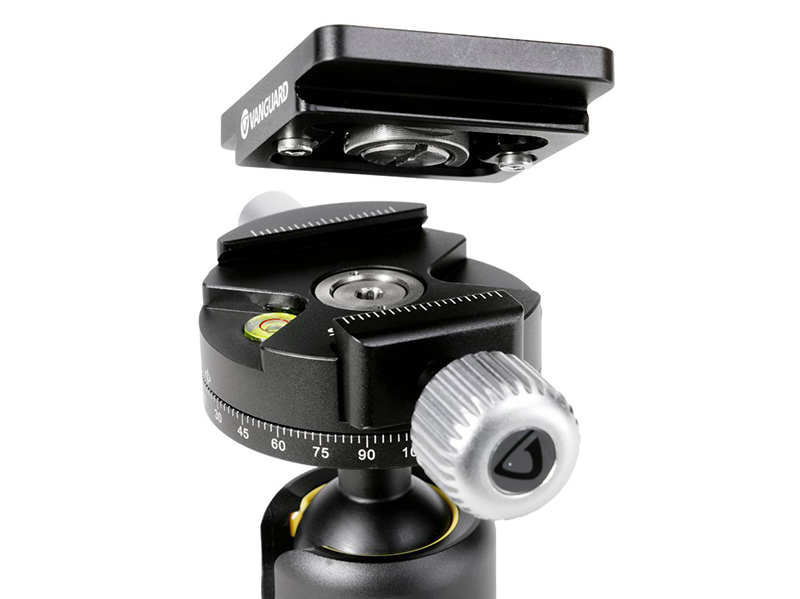 自由雲台タイプには、新設計のデュアルアクシス機能を搭載。わずかに傾きがある場合でも、クランプ側で水平を確保できるという