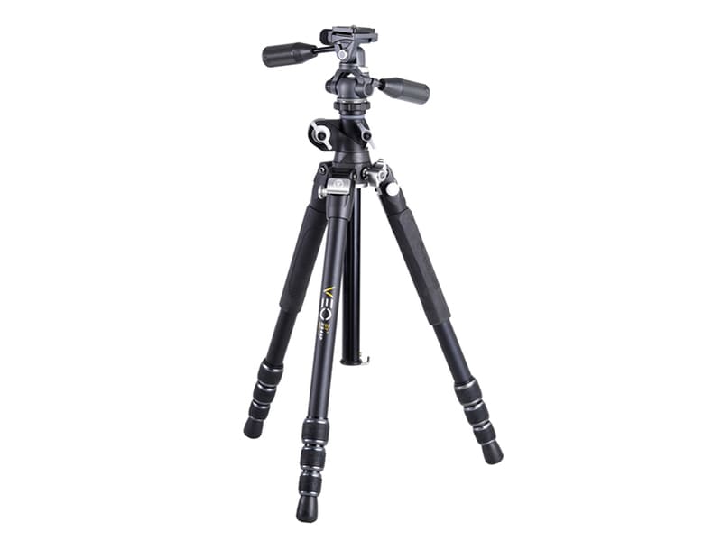 「VEO 3T+ 234AP」<br>縮長：460mm<br>最伸高：1,450mm<br>伸高：1,215mm<br>最低高：168mm<br>脚径：23mm<br>段数：4段<br>耐荷重：6kg<br>質量：2.1kg<br>雲台：ALTA PH-38<br>販売価格：3万5,200円（税込）