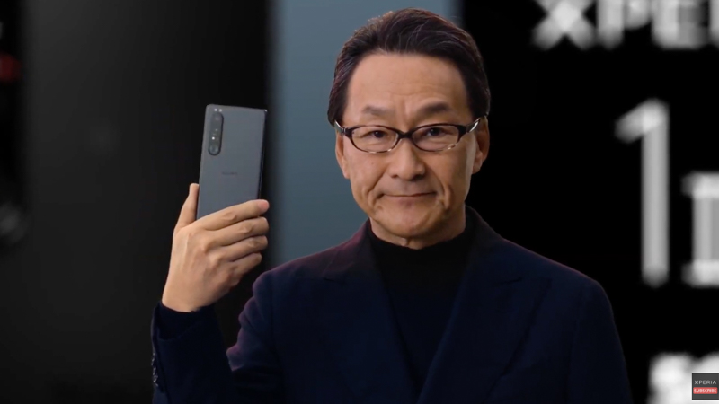 Xperia 1 IIIを手にする岸田光哉氏（ソニーモバイルコミュニケーションズ株式会社代表取締役社長）