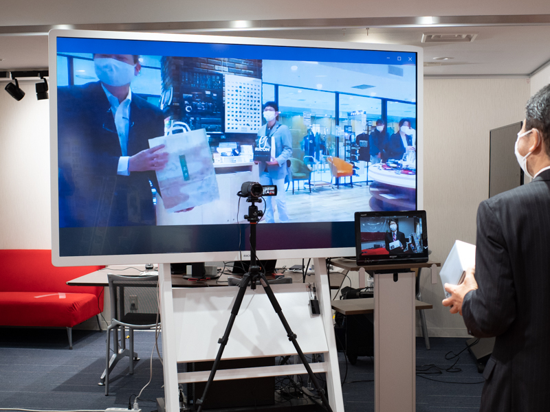 購入者からお土産が届く場面も。同社イベントの常連参加者などには、「いつもお世話になっております」という挨拶が飛び出していた。