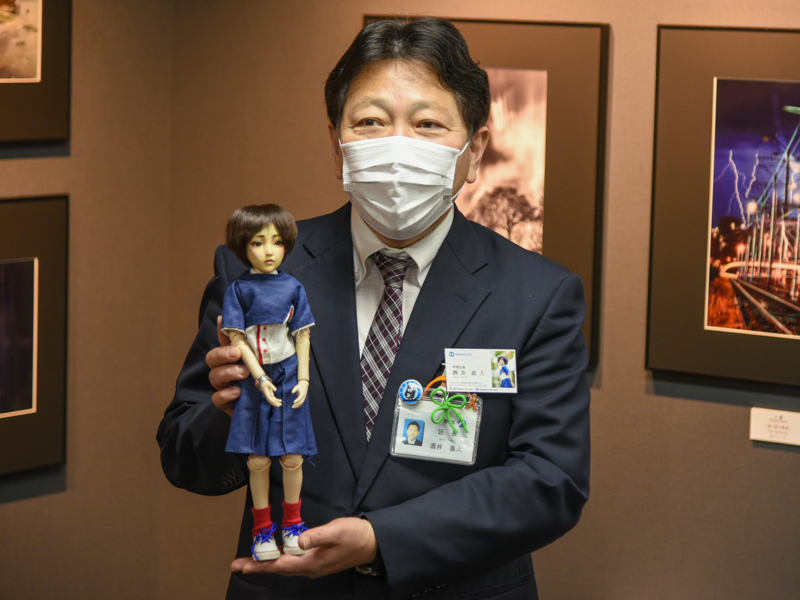 中野区長の酒井直人氏。<a href="https://www.city.tokyo-nakano.lg.jp/dept/102500/d028614.html">「中野大好きナカノさん」</a>と一緒にお祝いに駆け付けた。