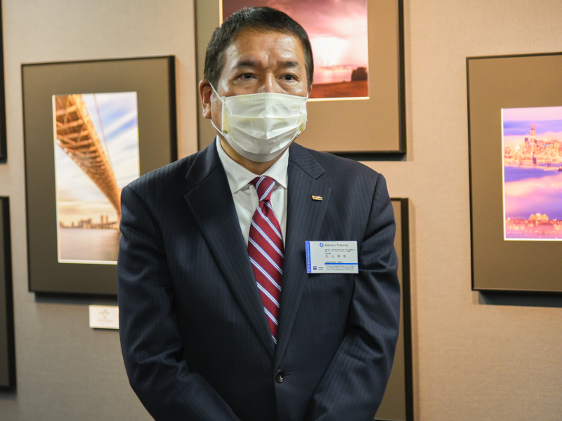 ケンコー・トキナーギャラリー館長の丸山伸吾氏。「地域住民にも親しんでもらえるよう、“癒しのアートスペース”となるよう頑張っていきます」と所信を語った。