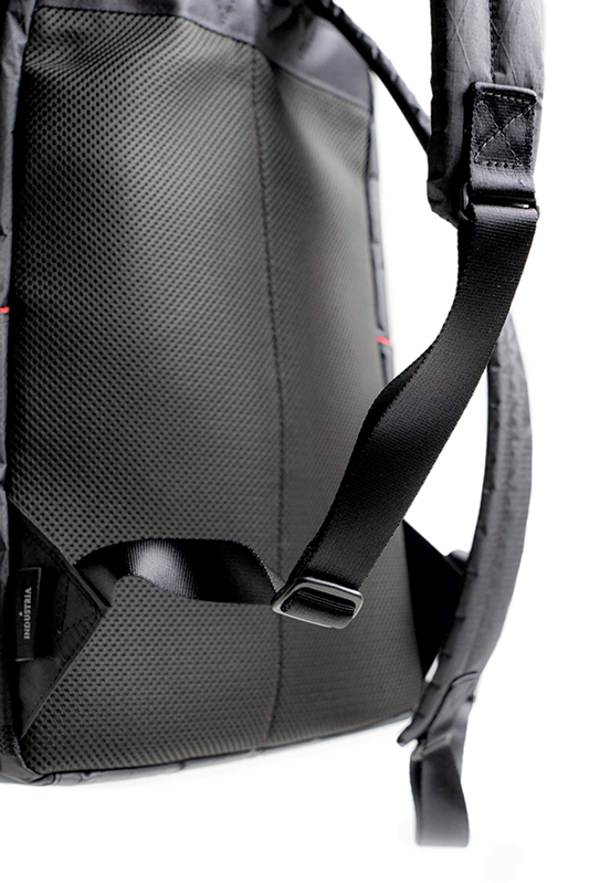 ストラップテープが垂れ下がらないようになっている