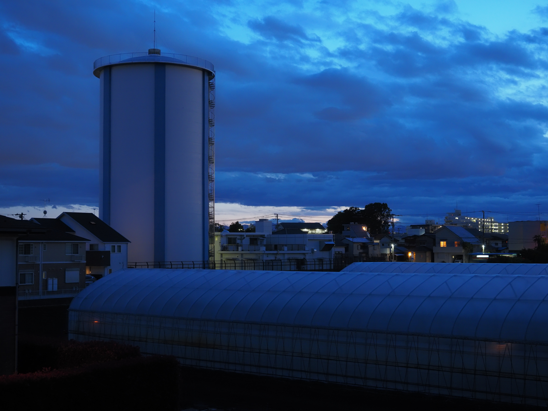 日没後。雲の形が良かったのであわてて自宅のベランダから撮影してみました。三脚を立てる時間も惜しく、手持ちで。スローシャッターになりましたが、手ブレ補正が効いて見事に止まっています。<br>OM-D E-M1X　M.ZUIKO DIGITAL ED 12-40mm F2.8 PRO（F3.5・1/3秒）ISO 800