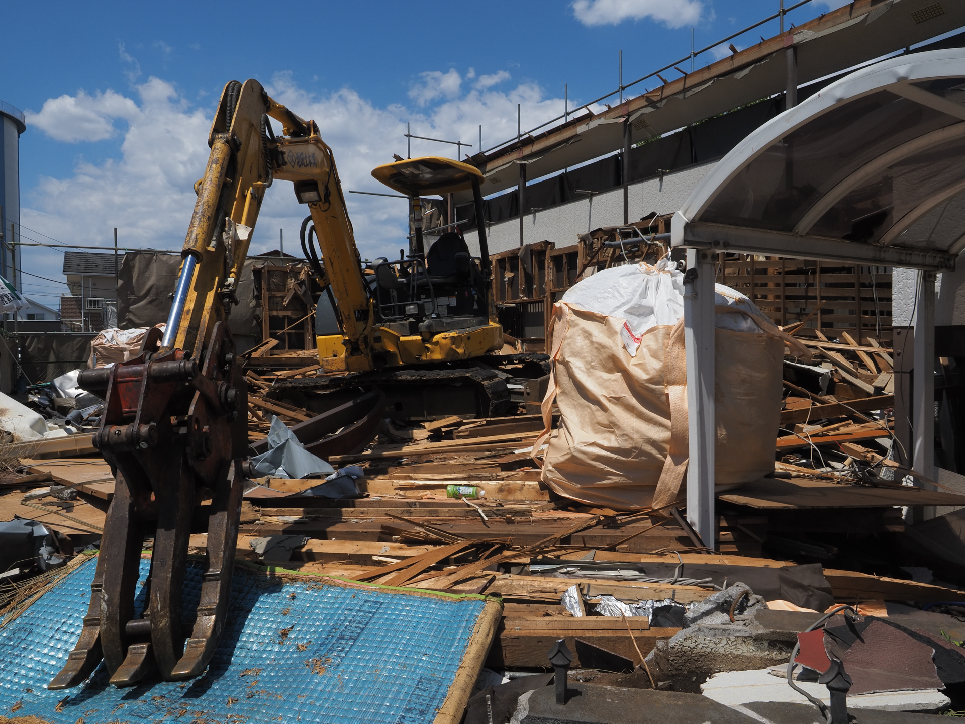 歩いていて、家屋の解体に偶然に出会うとついシャッターを押してしまうわけで。写真の良い悪いとかいうより、2度と撮れないという事象に惹かれてしまうみたいです。古い家は前の家主の思いみたいなものが染み込んでいる感じがありますね。<br>OM-D E-M1X　M.ZUIKO DIGITAL ED 12-40mm F2.8 PRO（F10・1/800秒）ISO 200
